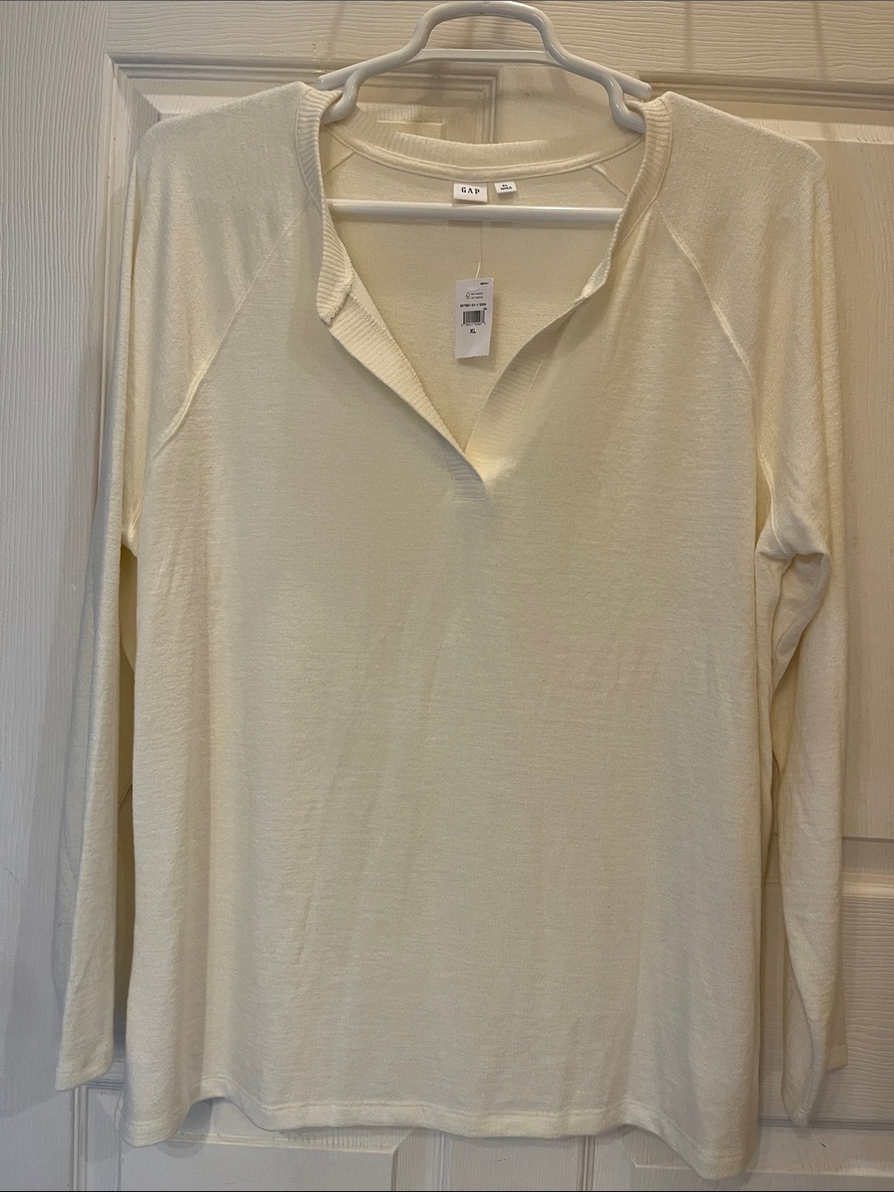 GAP Women's Ivory Long-Sleeve V-Neck Knit Top